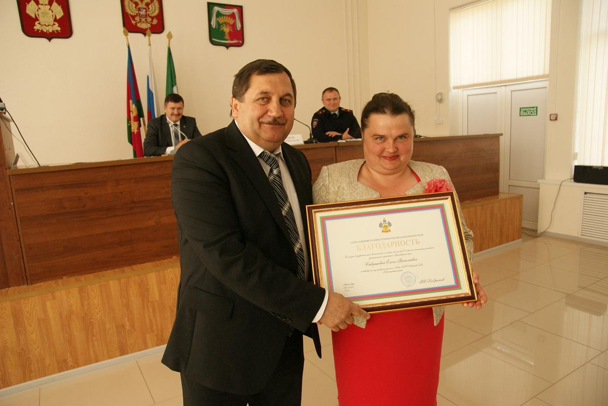 Глава района Александр Николаевич Сотников вручает  Елене Васильевне Скворцовой благодарность от губернатора Кубани