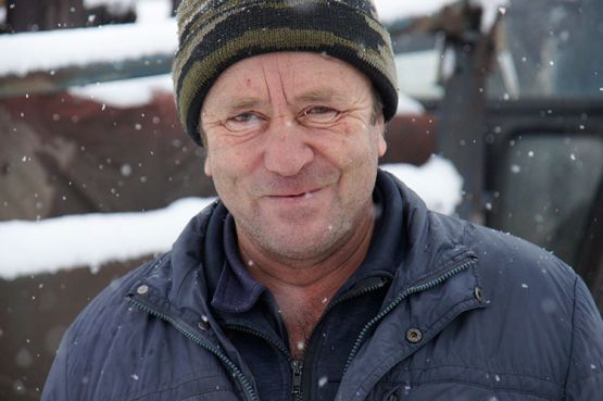 Тракторист МУ «Перспектива» Валерий Николаевич Прокушев  одним из первых выехал на расчистку улиц от снега