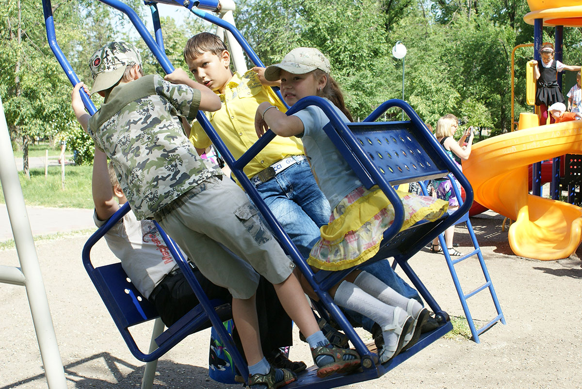 Игровая детская площадка, установленная в центральном парке, никогда не пустует