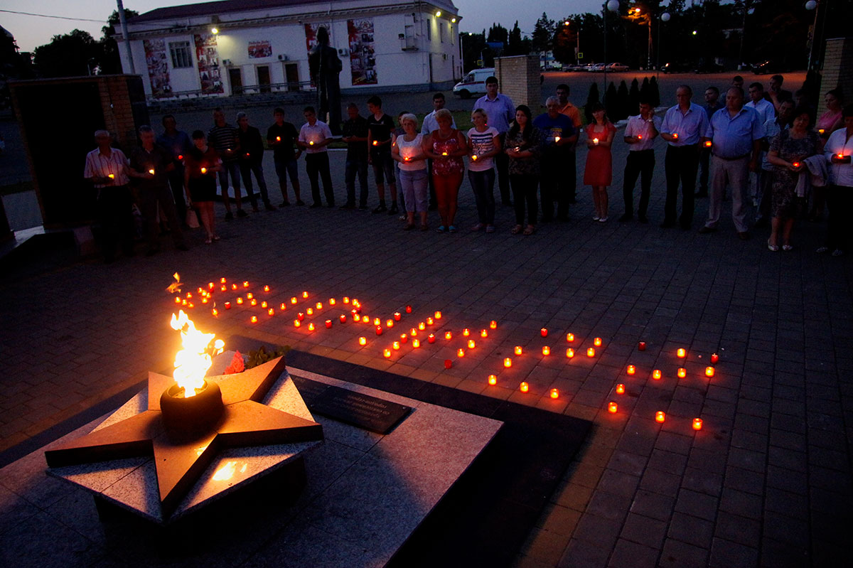 Участники акции выложили из свечей дату начала войны