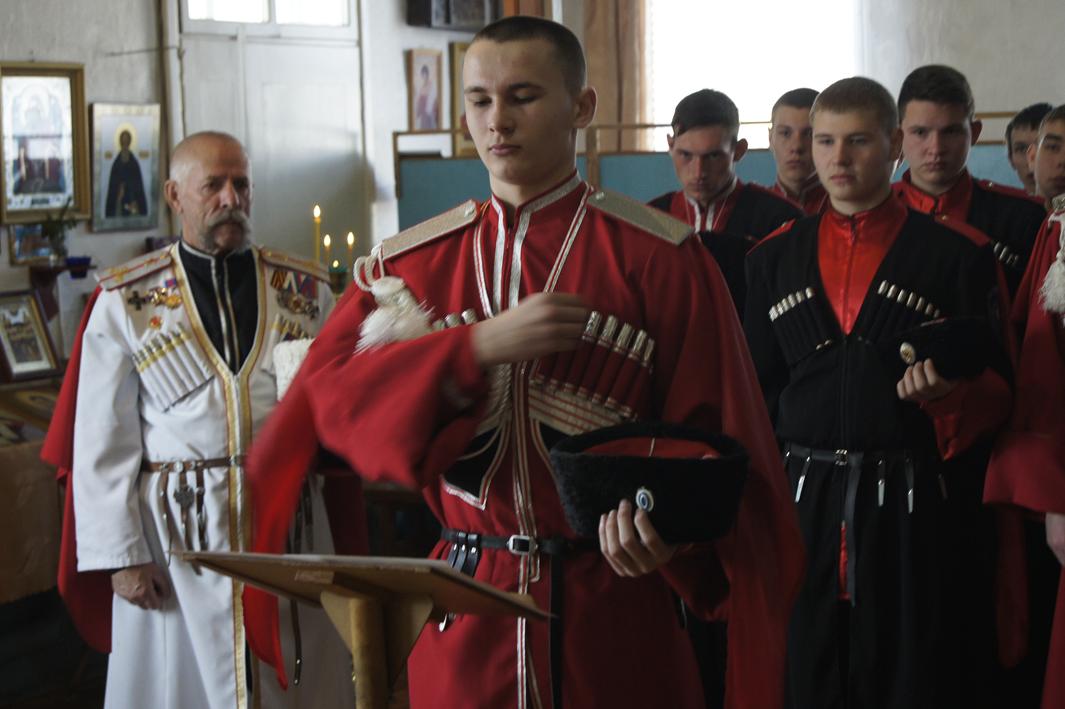 Калниболотские молодые казаки принимают присягу