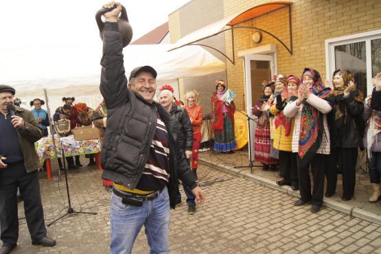 Сергей Имамутдинов включился в соревнования,  продемонстрировав богатырскую силу