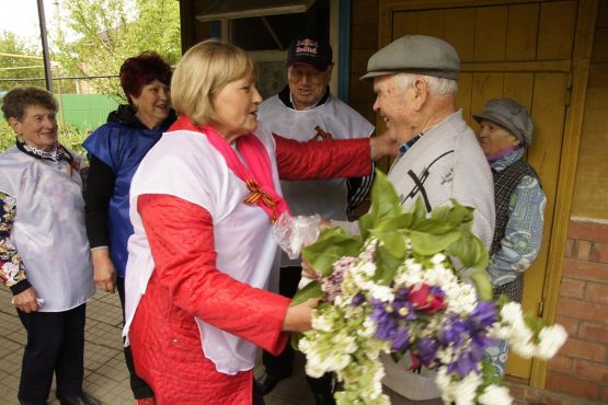 Участники велопробега поздравляют ветерана ВОВ Николая Саввича Харченко и его супругу Татьяну Ивановну с наступающим праздником Победы