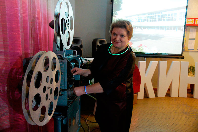 Директор кинотеатра «Кубань» В.П. Клименкова показывает, как заправлять пленку в кинопроектор