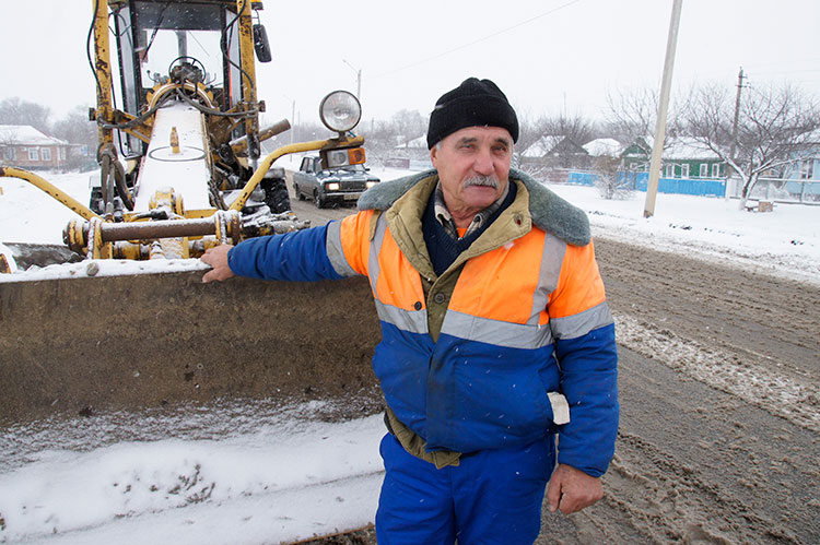 Виктор Петрович Затирка на КДМ расчищает от снега дорогу для автомобилистов