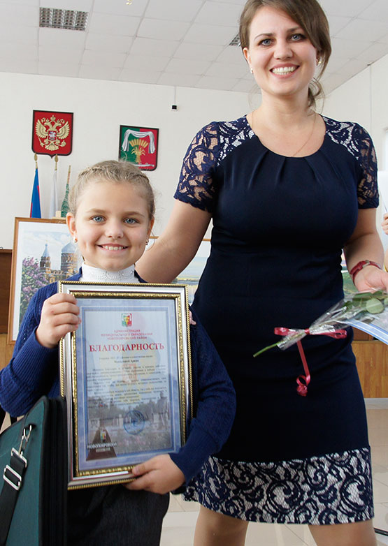 Юная художница Арина Макарова с мамой на приеме у главы района