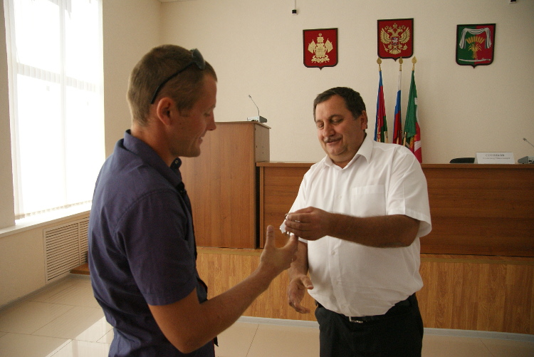 Глава муниципалитета Александр Николаевич Сотников вручает ключи Леониду Подкуру