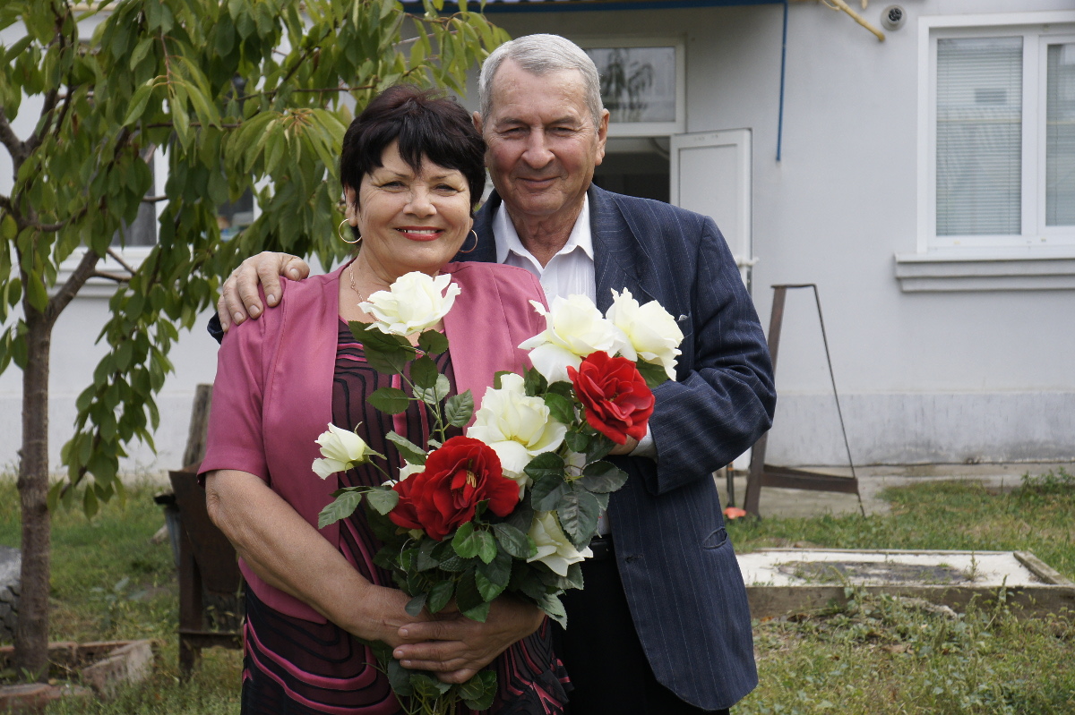 Живут на позитиве золотые юбиляры семейной жизни Зинаида Николаевна и Сергей Михайлович Кавун