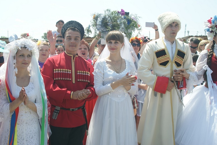 Валерий Гутник и Юлия Окишева принимают участие в параде молодоженов