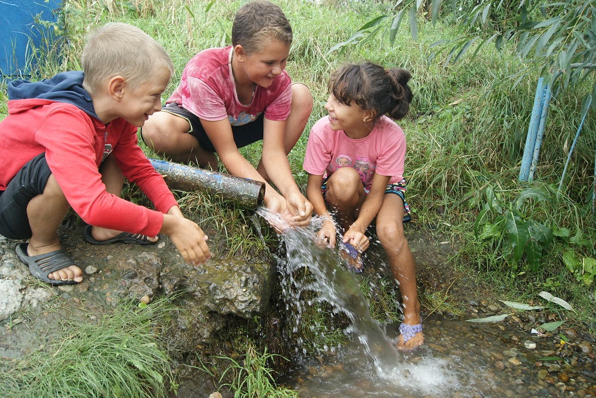 Дети окрестных улиц с удовольствием пьют воду из Жихарева родника