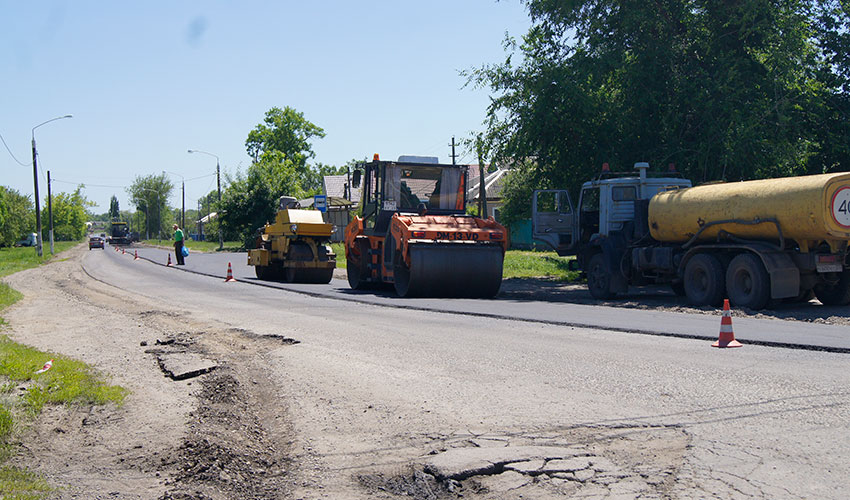 Новопокровские дорожники ведут ремонтные работы на участке по ул. Ленина