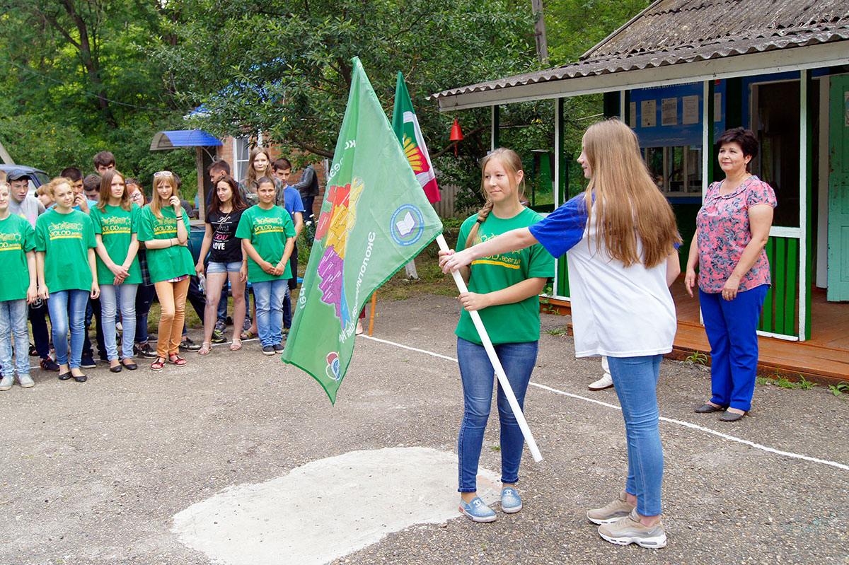 Белоглинские волонтеры передают флаг краевой акции молодежи Новопокровского района