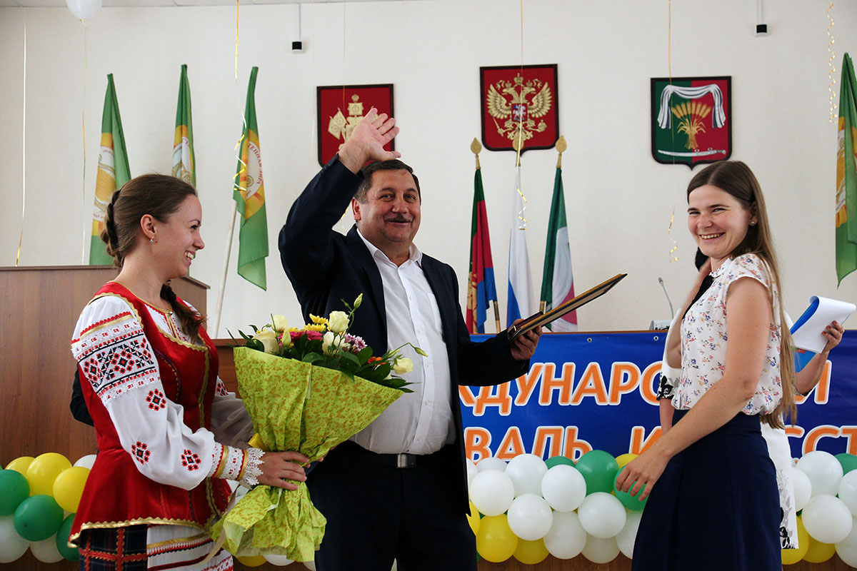 Александр Сотников вручает диплом лауреата фестиваля Катарине Джунковой