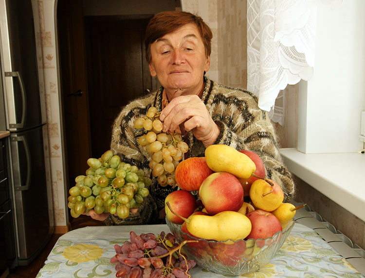До выхода на пенсию Татьяна Алексеевна Асеева работала  бухгалтером в колхозе им. Калинина, а сейчас она – садовод- любитель, и вот какой урожай вырастила своими руками