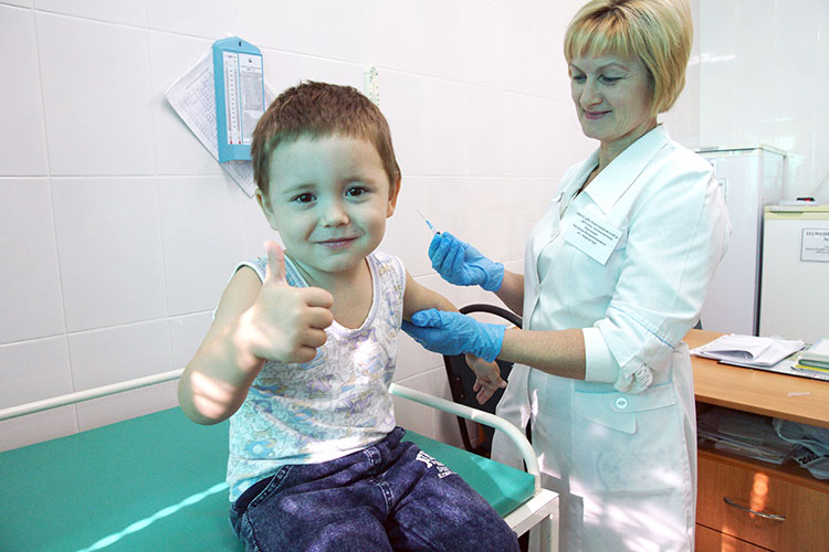 В Новопокровском районе продолжается прививочная кампания против гриппа. Заболеваемость гриппом и ОРВИ находится на  неэпидемическом уровне. В настоящее время привито более девяти тысяч жителей муниципалитета (27,8% от всего населения), из них — более 2,5 тысячи детей. В их числе Ярослав Сухоногов. Прививку делает медсестра детской поликлиники Наталья Харченко