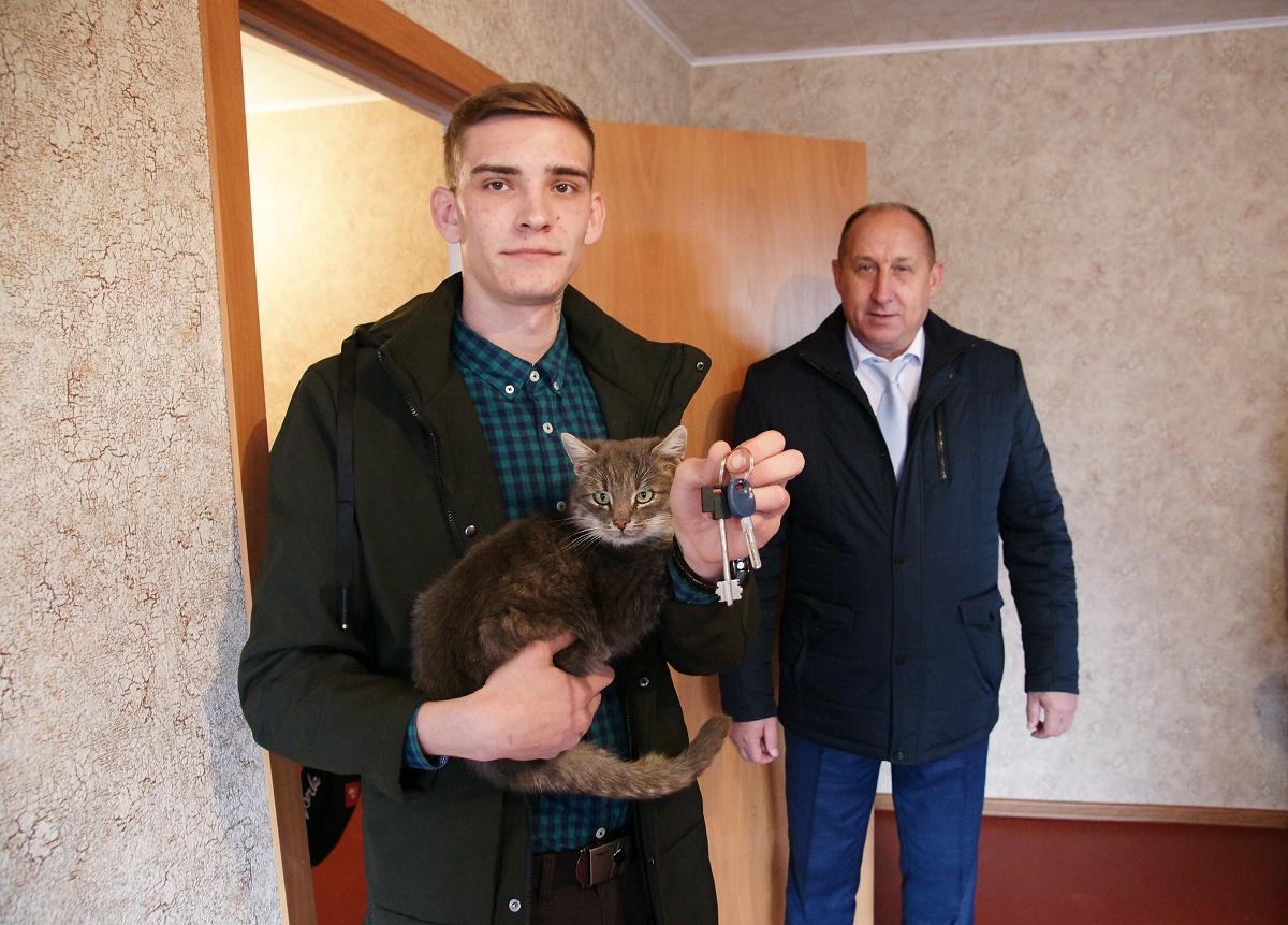 Получив от главы района Юрия Ревякина ключи от квартиры, новосел Евгений Свинцов по традиции первой в комнату запустил кошку