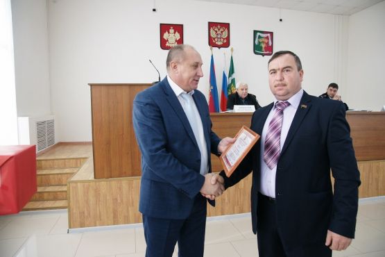Глава района Юрий Ревякин вручает Благодарственное письмо лучшему народному дружиннику Владимиру Велегуре