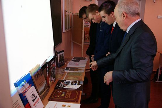 Учащиеся СОШ № 4 с интересом рассматривали экспонаты  выставки архивных документов