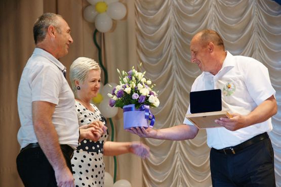 Награду «За крепость семейного союза» глава района Юрий Ревякин вручает супругам Оксане и Дмитрию Яцына