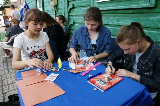 подростки активно принимали участие в мастер-классе по изготовлению открыток для ветеранов
