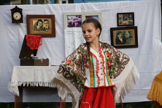 Лилия Новикова в одной из фотозон окунулась в прошлое. Ей было интересно узнать, как жили предки в ХХ веке