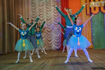 Хореографический ансамбль «Русский стиль» исполняет танец «Алиса в стране чудес»