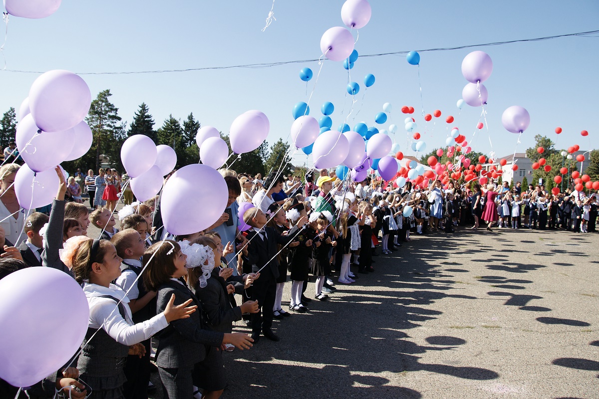 По многолетней традиции в завершение парада первоклассники отпустили в небо воздушные шары для исполнения своих заветных желаний