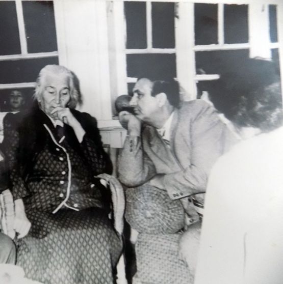 Аркадий Первенцев с сестрой Маяковского. Фото из архива Новопокровского музея.