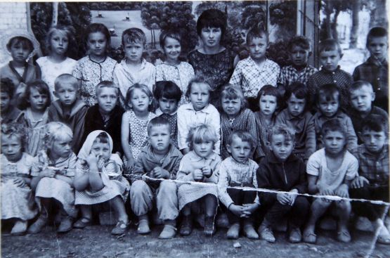 А это воспитанники бывшего детсада со своим педагогом. Фотографии предоставил Анатолий Александрович Живалёв