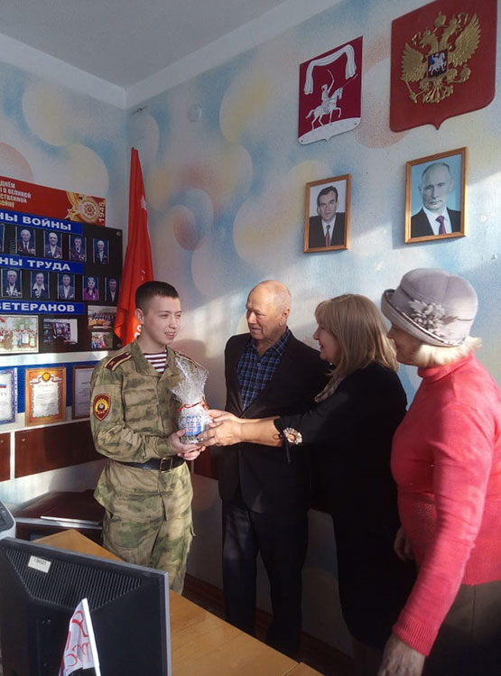 Ветераны станицы Калниболотской поздравляют с новогодними праздниками курсанта военного вуза Владимира Тарана