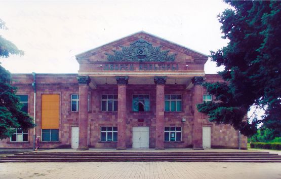 Ильинский сельский дом культуры построен из розового туфа. Учреждение приступило к работе в 1967 году
