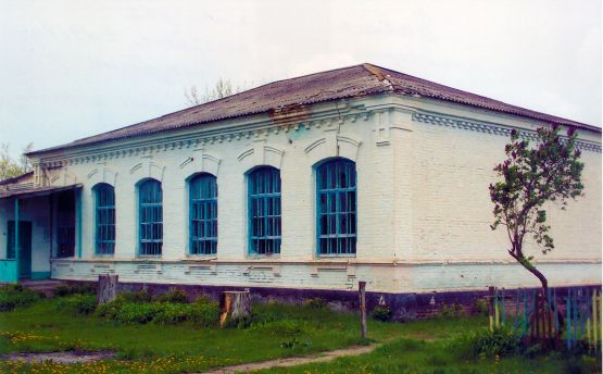 Бывшая школа для иногородних детей, построенная в 1914 году братьями Полозовыми. Впоследствии в этом здании обучались начальные классы школы № 88, располагался детский сад. Сейчас оно пустует