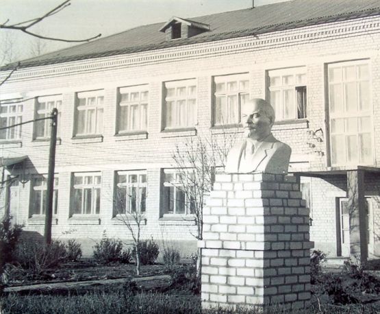 Здание ильинской средней школы № 88 (ныне СОШ № 16) построили в 1965 году. Она рассчитана на 320 ученических мест