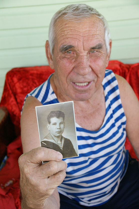 Сейчас Ивану Васильевичу Худобину 77 лет, а на армейской фотографии, которую он держит в руках, — 21 год. Снимок сделан в период службы в городе Кронштадте