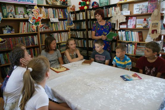 Летом школьники часто заглядывают в библиотеку: когда за книгой, когда — на мероприятие