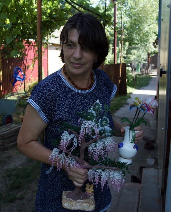 Людмила  Почипова создает красивые изделия из бисера на радость себе и людям. В ее коллекции более 200 поделок