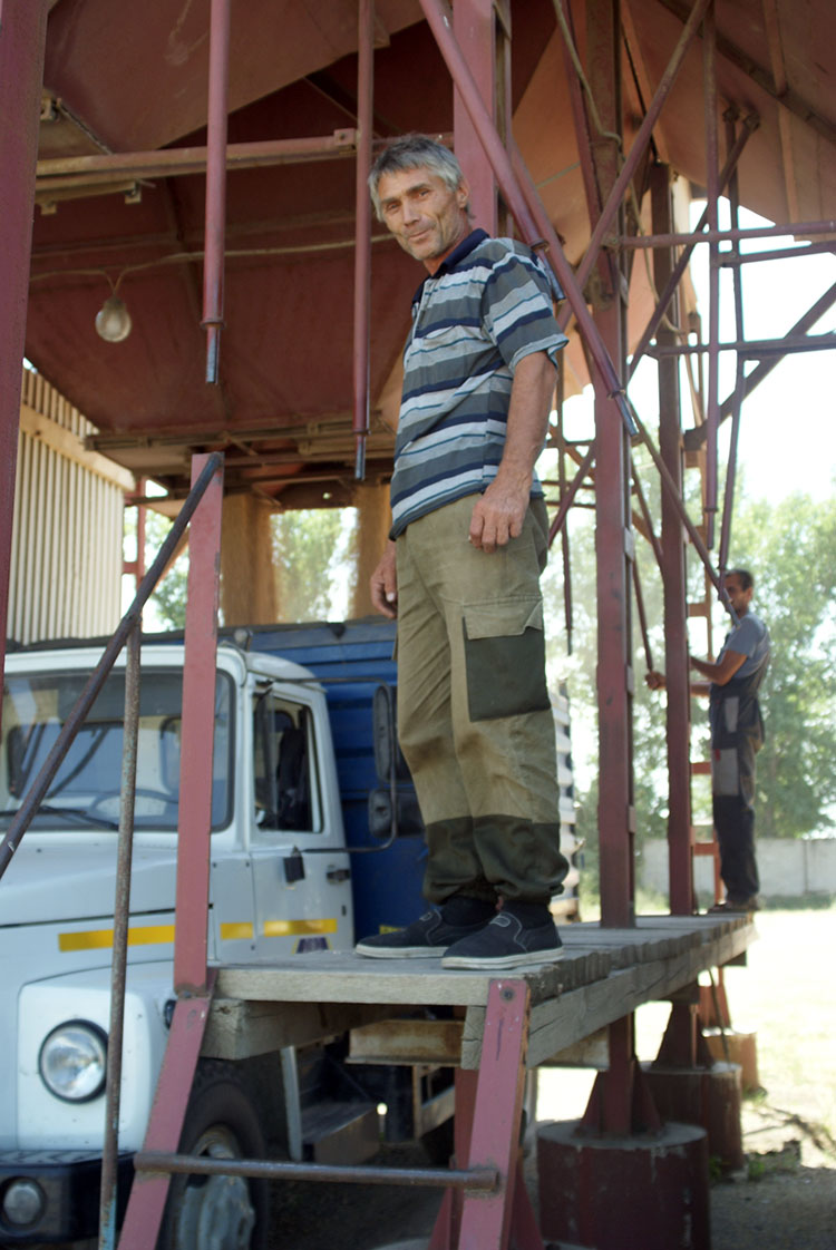 Владимир Попов работает за баранкой уже 36 лет. В ООО «Откормочный-Аметист» профессиональному водителю находится дело в любое время года. Летом он перевозит зерно на автомобиле ГАЗ-53 и участвует в подработке зерна