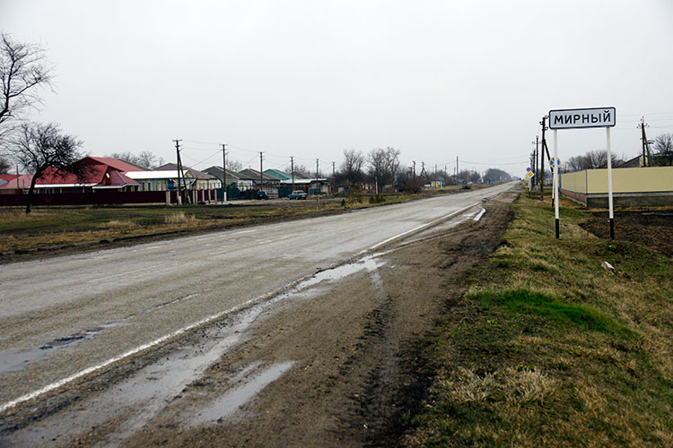 Поселок Мирный входит в состав Покровского сельского поселения. В нем всего две улицы