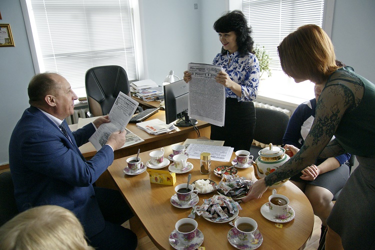 Глава района Юрий Ревякин держит в руках исторический экземпляр районки — один из первых номеров газеты «Колхозный клич»