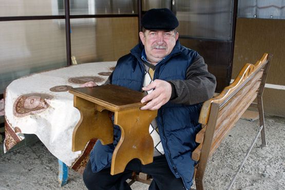 Вячеслав Иванович Петренко уже много лет увлекается изготовлением различных предметов мебели