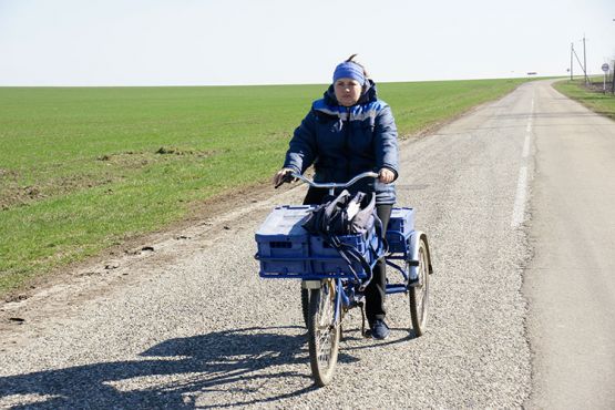 Из поселка Малокубанского в Советский на своем проверенном транспортном средстве — велосипеде каждый день в любую погоду доставляет свежую прессу почтальон Людмила Ивчик