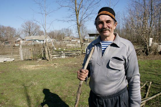 Пенсионер Алексей Бутко в первый же погожий день вышел на уборку придомовой территории