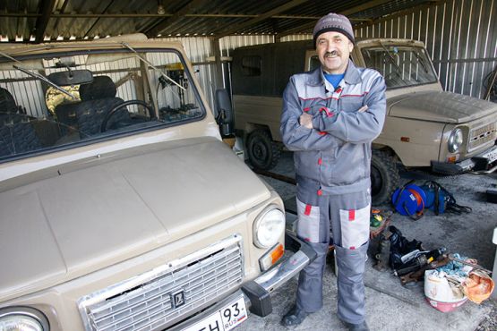 Алексей Баранов в старых ЛуАЗах усовершенствует двигатели, ремонтирует кузова, или, как сейчас модно говорить, занимается рестайлингом автомобилей