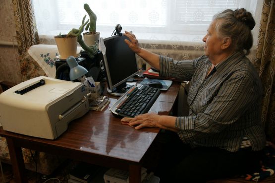 В 81 год Надежда Яковлевна Сук ловко управляется с компьютером