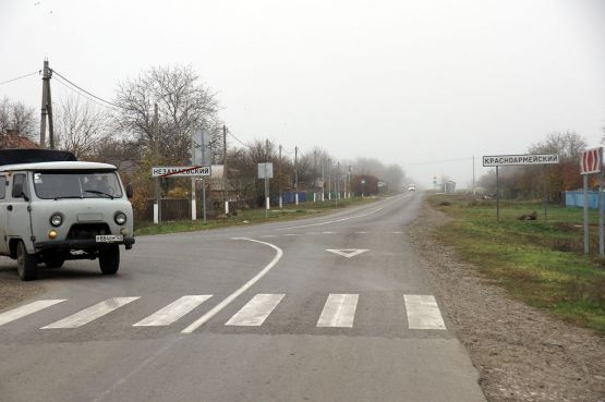 Поселок Незамаевский граничит с поселком Красноармейским. Отделяют их друг от друга только дорожные знаки
