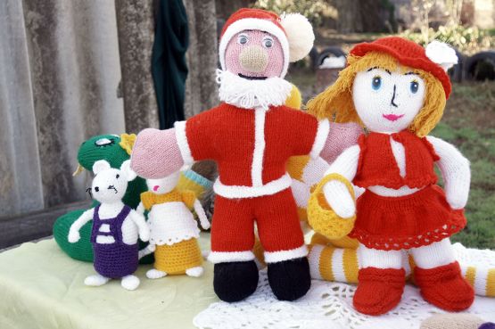 Вот таких симпатичных Деда Мороза и Красную Шапочку связала местная мастерица Оксана Викторовна Вершинина