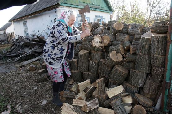 Марии Павловне Димовой 73 года, но пожилая женщина лихо управляется с колкой дров