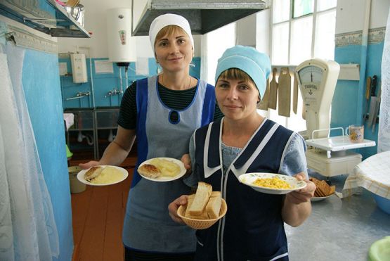 Вкусной и здоровой пищей всегда накормят учеников в школьной столовой повара Ольга Тимошенко и Евгения Шныркова