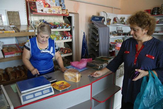 Продавец местного магазина Марета Арутюнова знает вкусы и желания всех покупателей