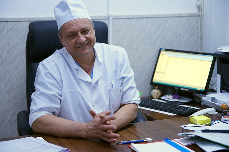 Хирург Иван Иванович Греков 36 лет лечит и спасает людей